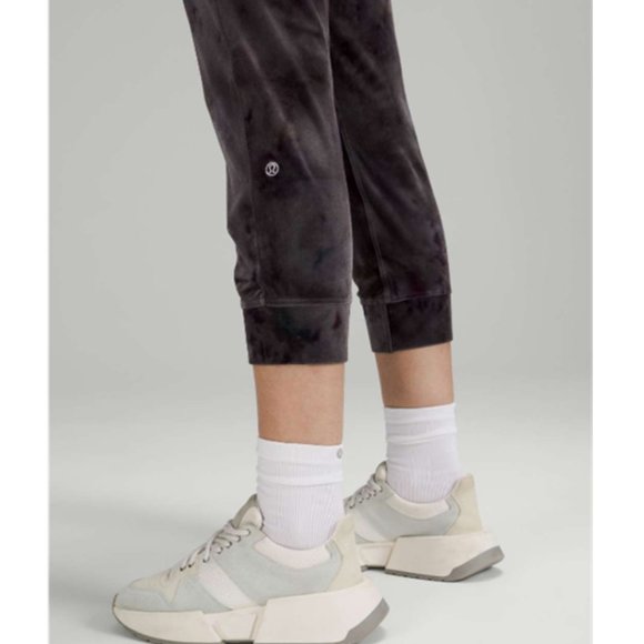 LIKE NEW! Lululemon Ready to Crush High-Rise Jogger Crop - Picture 5 of 16